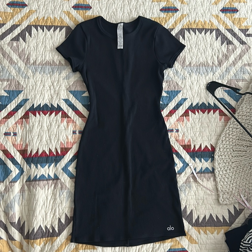 ALO Goddess Ribbed Short Sleeve Dress black xs

|